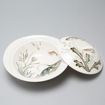 17 pieces of eartheware tableware from Johnson Bros, England, second half of the 20th century.