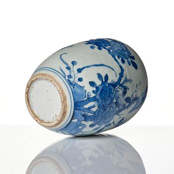 A blue and white Transitional tea caddy, 17th Century.