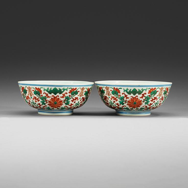 A pair of enameled bowls, Qing dynasty, 19th Century with Jiaqing seal mark.