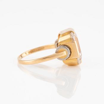 Ring in 18K gold with a quartz crystal and small white stones.