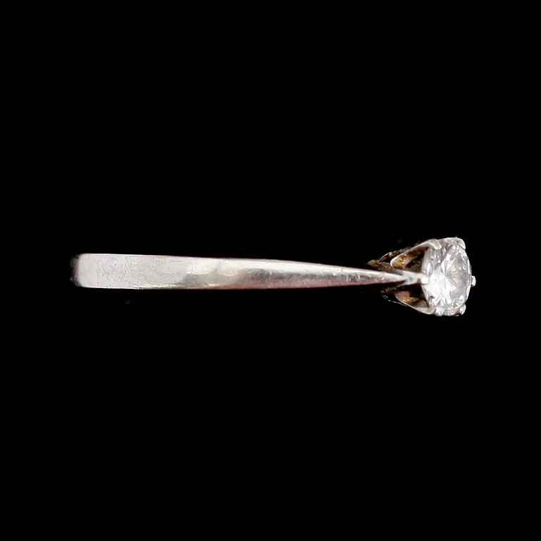 RING, 18 k vitguld, med briljantslipad diamant 0.26 ct.