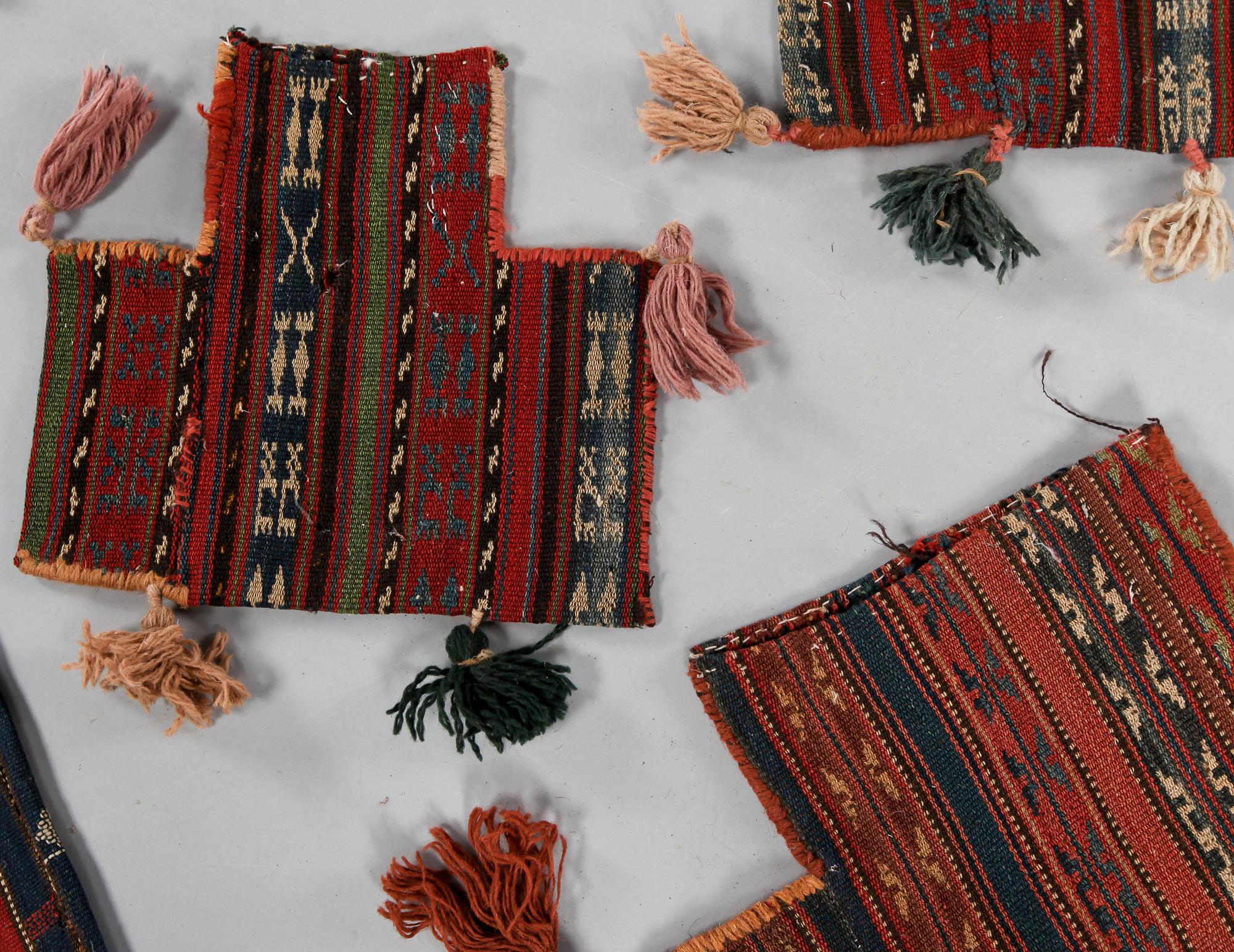 PARTI TEXTIL, 5 st, bl a väska. 1900-tal.