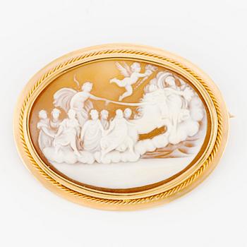 Brooch 18K gold with shell cameo.