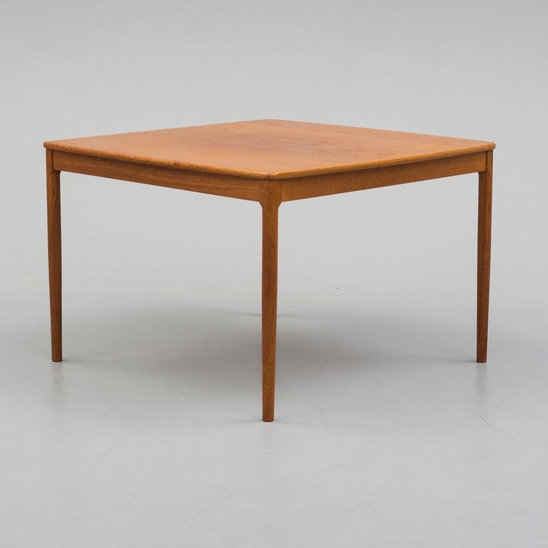 A second half of the 20th century coffee table, designed by Yngvar Sandström, AB Seffle Möbelfabrik, Sweden.
