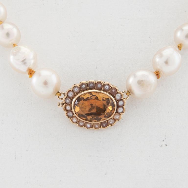 Halsband av odlade pärlor med lås av 18K guld, seedpärlor och en ovalt fasetterad citrin.