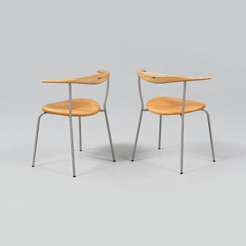 STOLAR, ett par, PP 701, Hans J Wegner, modell formgiven 1965.