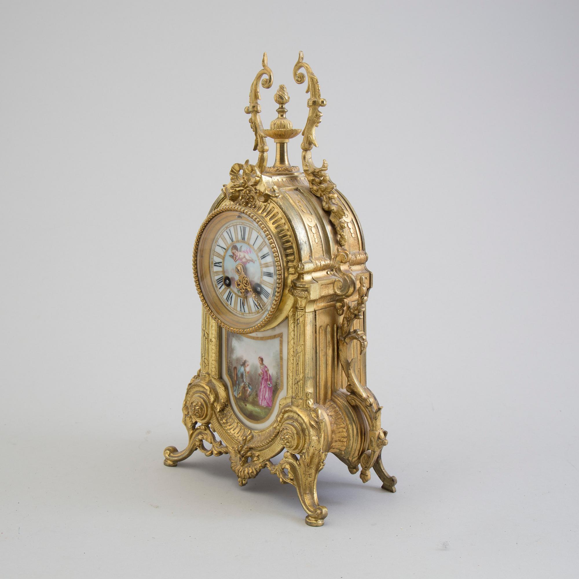 A circa 1900 pendulum clock.