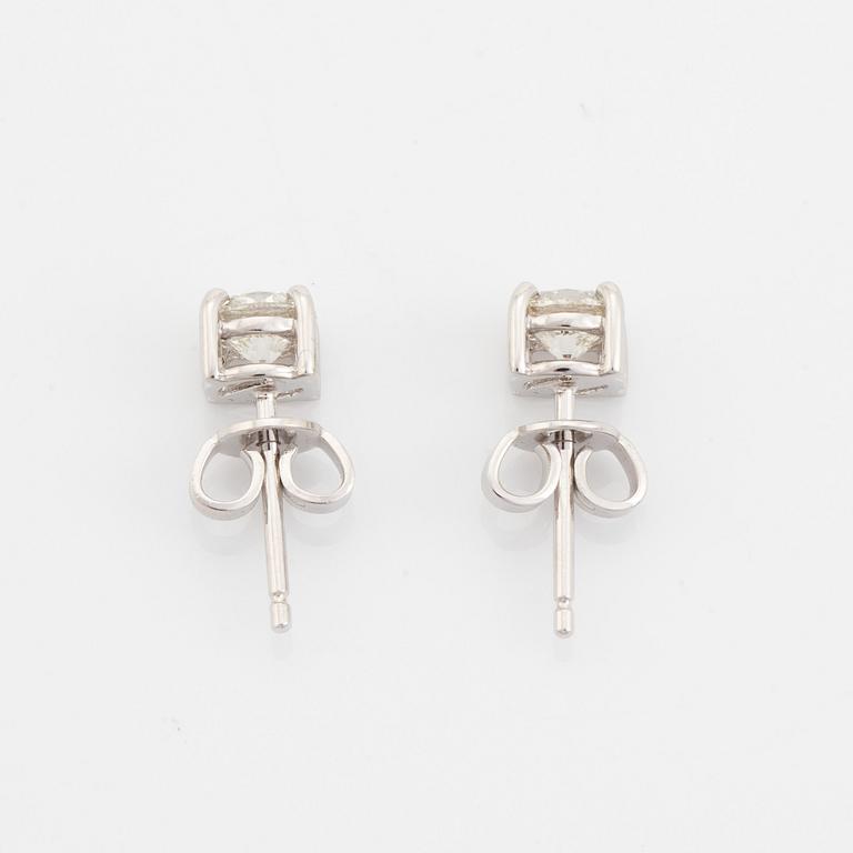 Örhängen med briljantslipade diamanter, med IGI report.