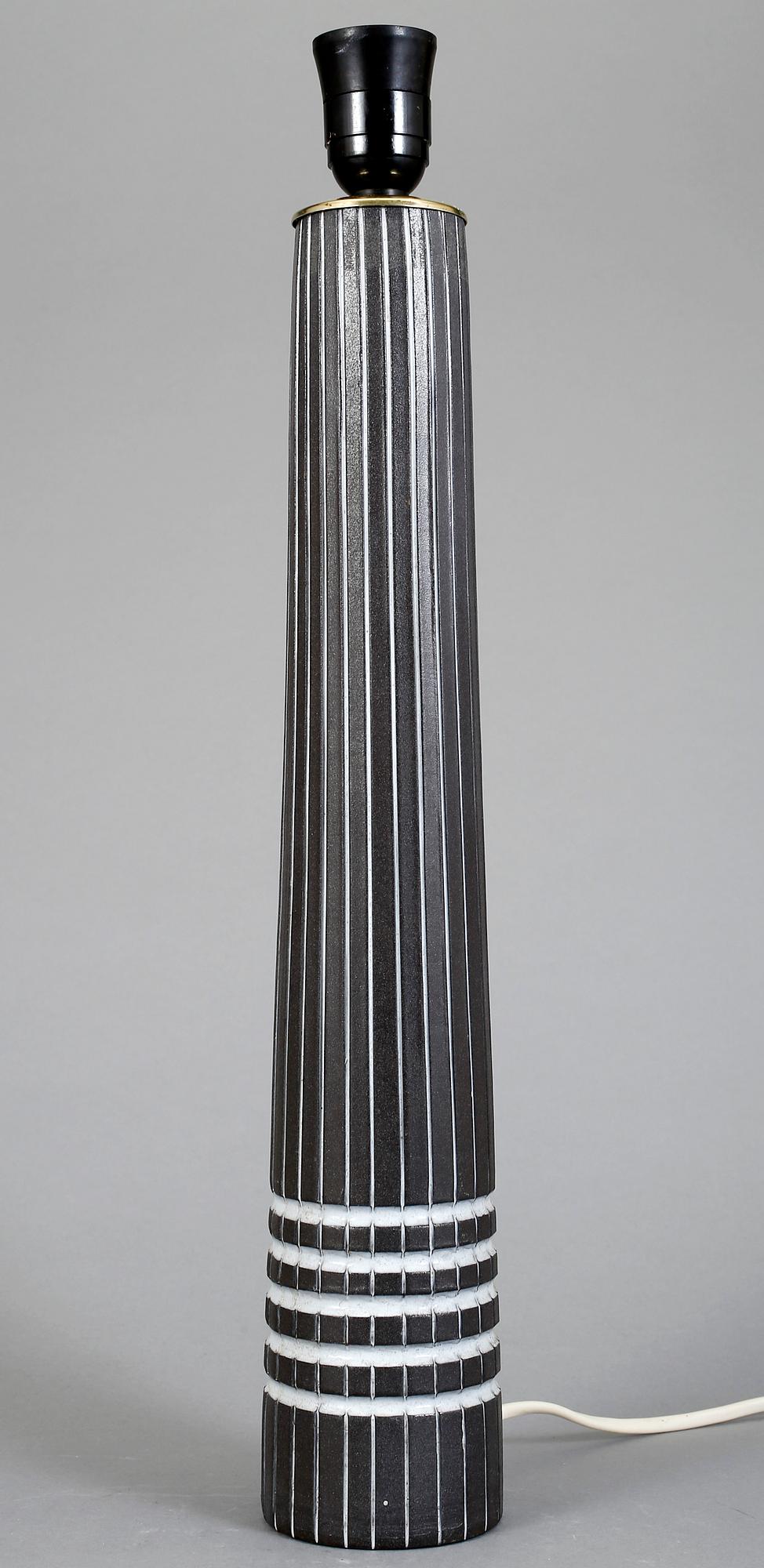 BORDSLAMPA/VAS, Ingrid Atterberg, Upsala-Ekeby, lergods. "Vinga", i produktion 1955-57.