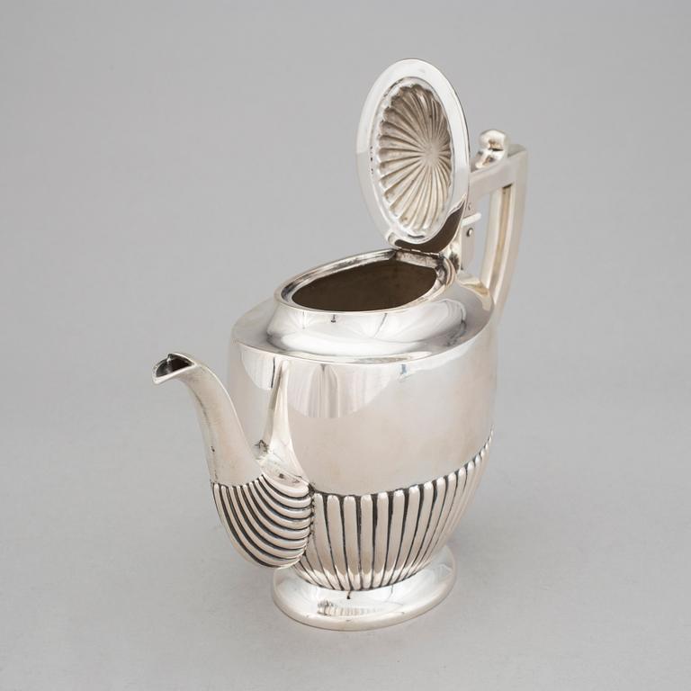 KAFFEKANNA, silver, St Petersburg, 1820-tal. Total vikt 435 g.