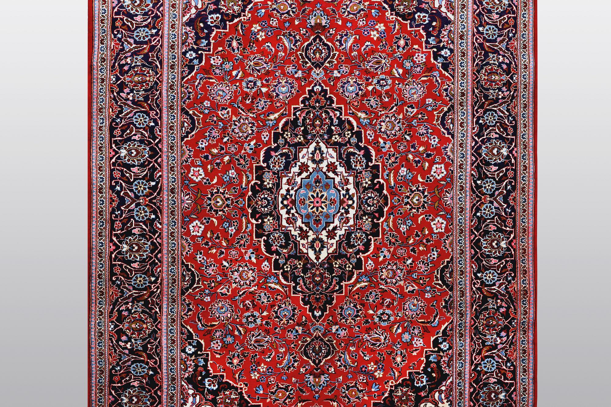 A carpet, Kashan 284 x 195 cm.