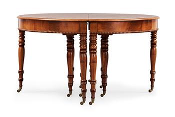 1369. A Swedish late Empire 19th century dinner table.