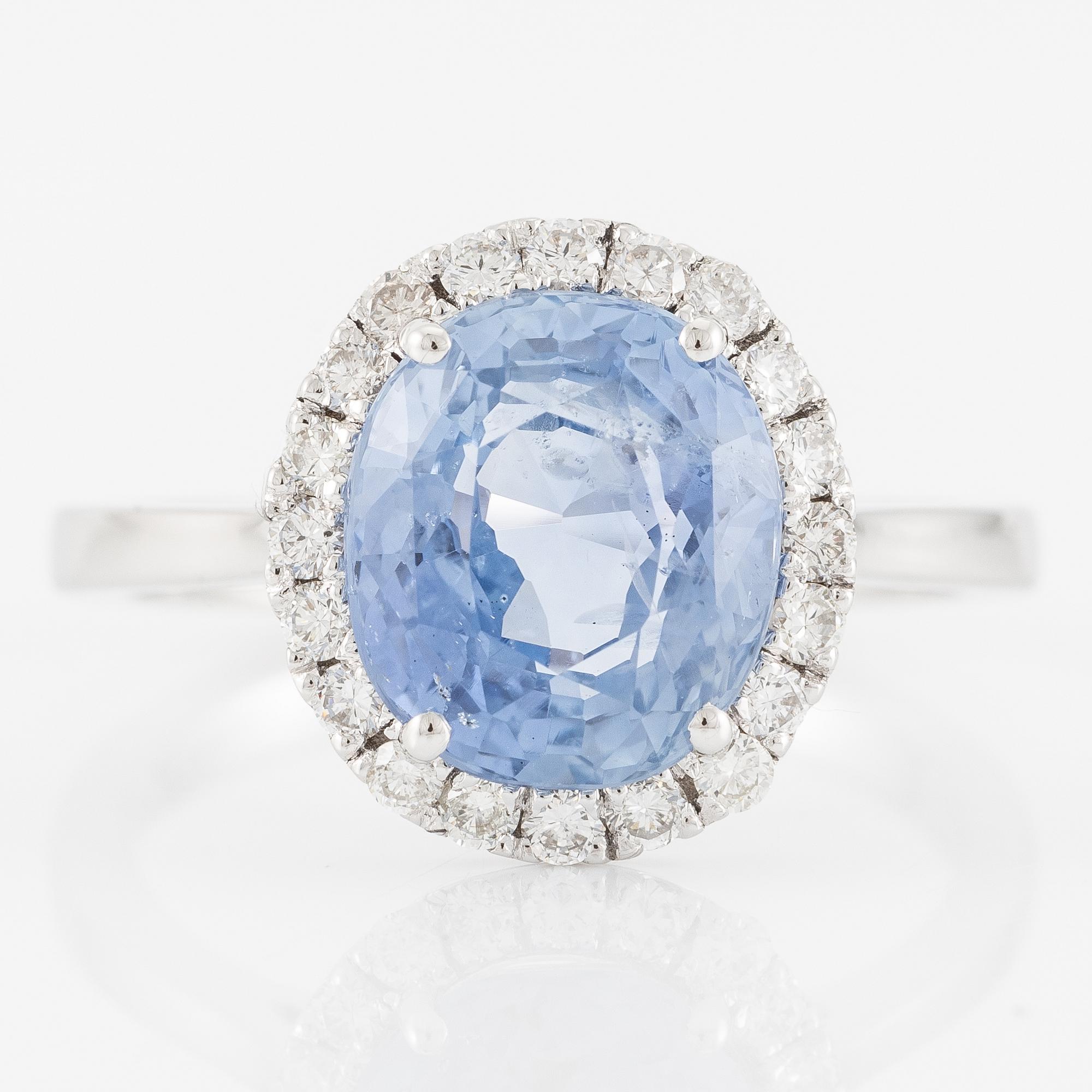 Ring 18K white gold with sapphire and brilliant-cut diamonds.