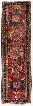 A runners carpet, ca. 310 x 88 cm.