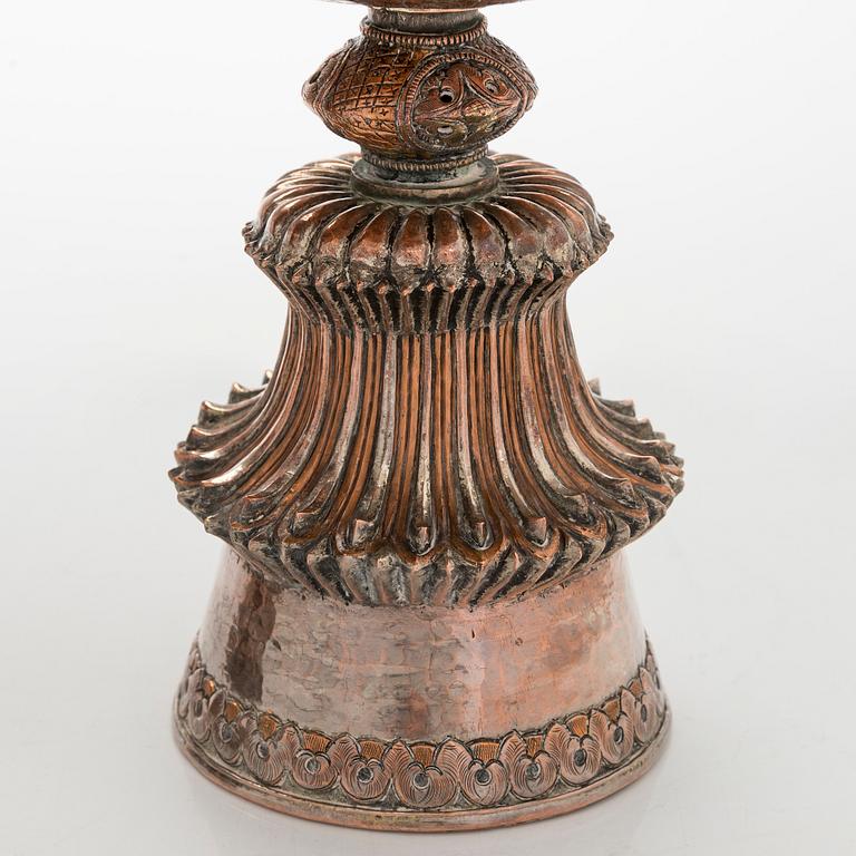 Voiamppupari, Tiibet, kupari, hopeoitu koristelu. 1800-luku.