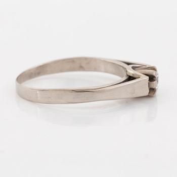 Ring, 18K vitguld med briljantslipad diamant.