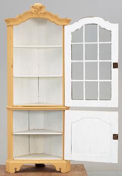 HÖRNSKÅP, rokokostil, möjligen England, 1800-tal.