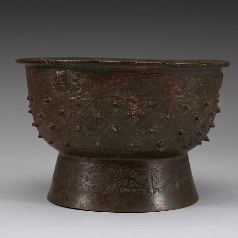 An archaic bronze food vessel, gui, presumably Western Zhou Dynasty (1040-256 BC).