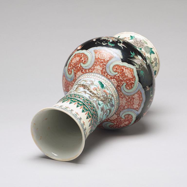 PRAKTVAS, porslin. Sen Qingdynastin, 1800-tal.