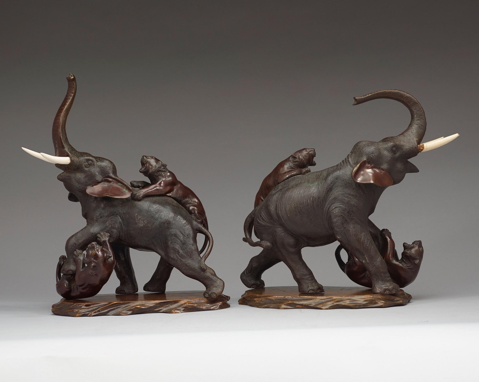 SKULPTURER, ett par, brons. Japan, sen Meiji (1868-1912).