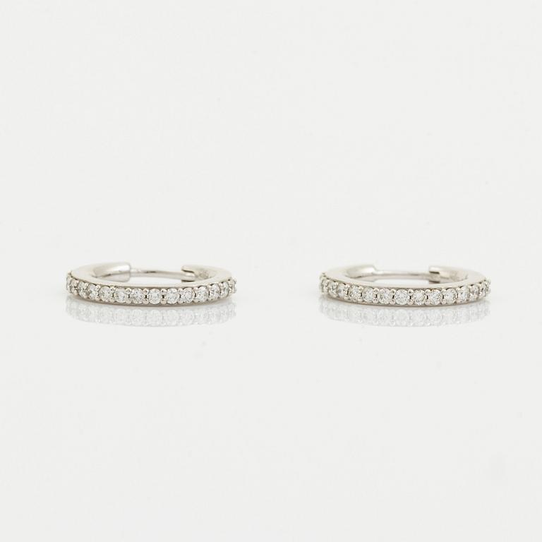 Örhängen, kreoler med briljantslipade diamanter.