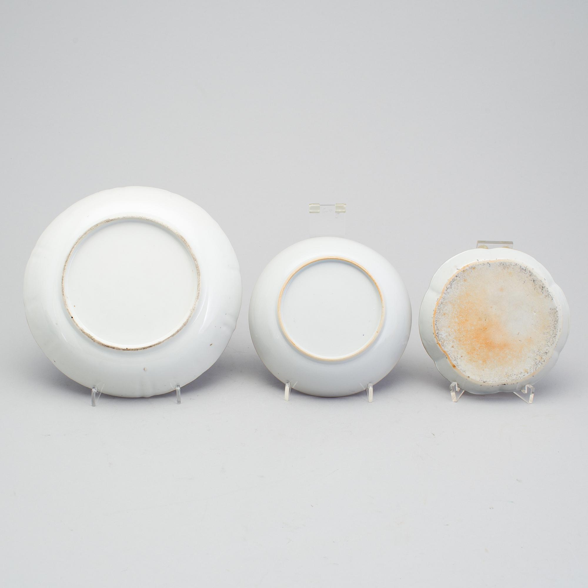 A Chinese export porcelain teapot and three dishes, circa 1800.