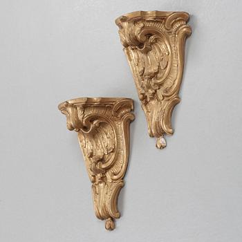 KONSOLER, två stycken. Sverige, 1700-talets andra hälft. Rokoko.