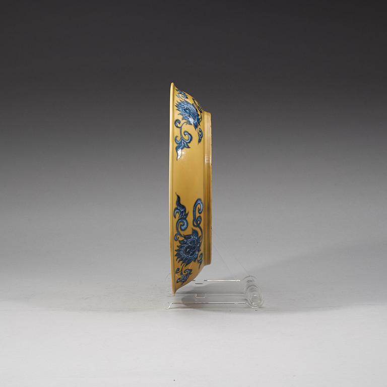 A yellow glazed blue and white dish, Ming dynasty, with Chenghuas six character mark and period (1465-87).