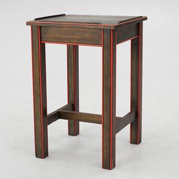 Sängbord, jugend, daterad AD 1908.