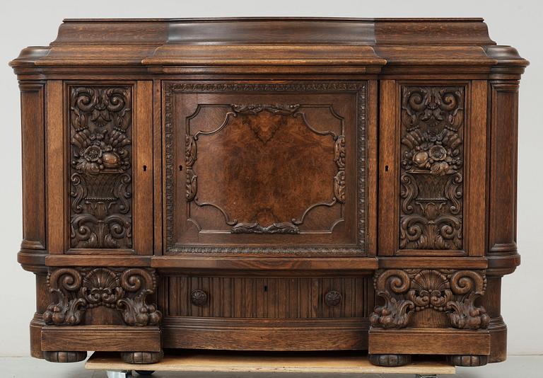 SKÄNK. Barockstil. 1920/30-tal.