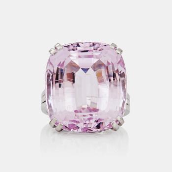 637. RING med kunzit ca 30.00 ct.