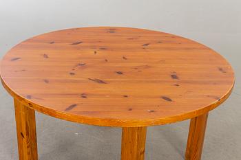 A 1970:s pine dining table.