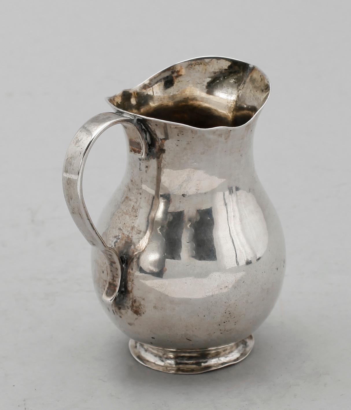 GRÄDDKANNA, silver, otydliga stämplar, Stockholm 1700-talets mitt. Vikt ca 64 g.