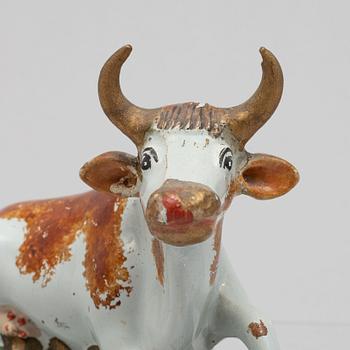 A pair of ceramic cow figurines, England, 19th century.