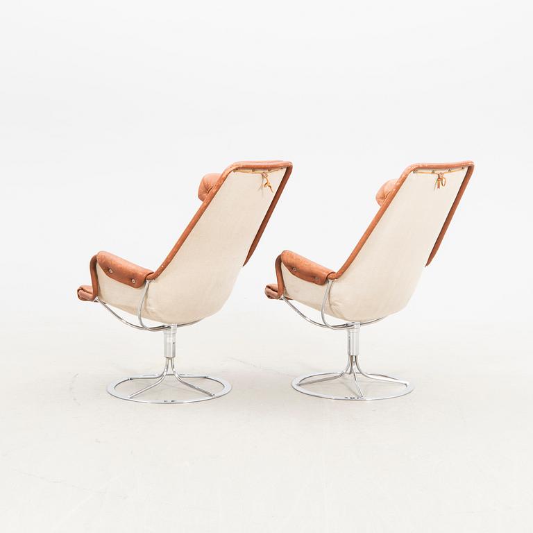 Bruno Mathsson, a pair of leather Jetson swivel chairs for DUX later part of the 20th century.
