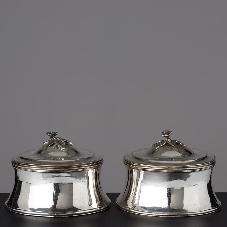 TOILETTEASKAR ett par, av Johan Gustaf Ahlgren (verksam i Stockholm 1771-99), gustavianska.