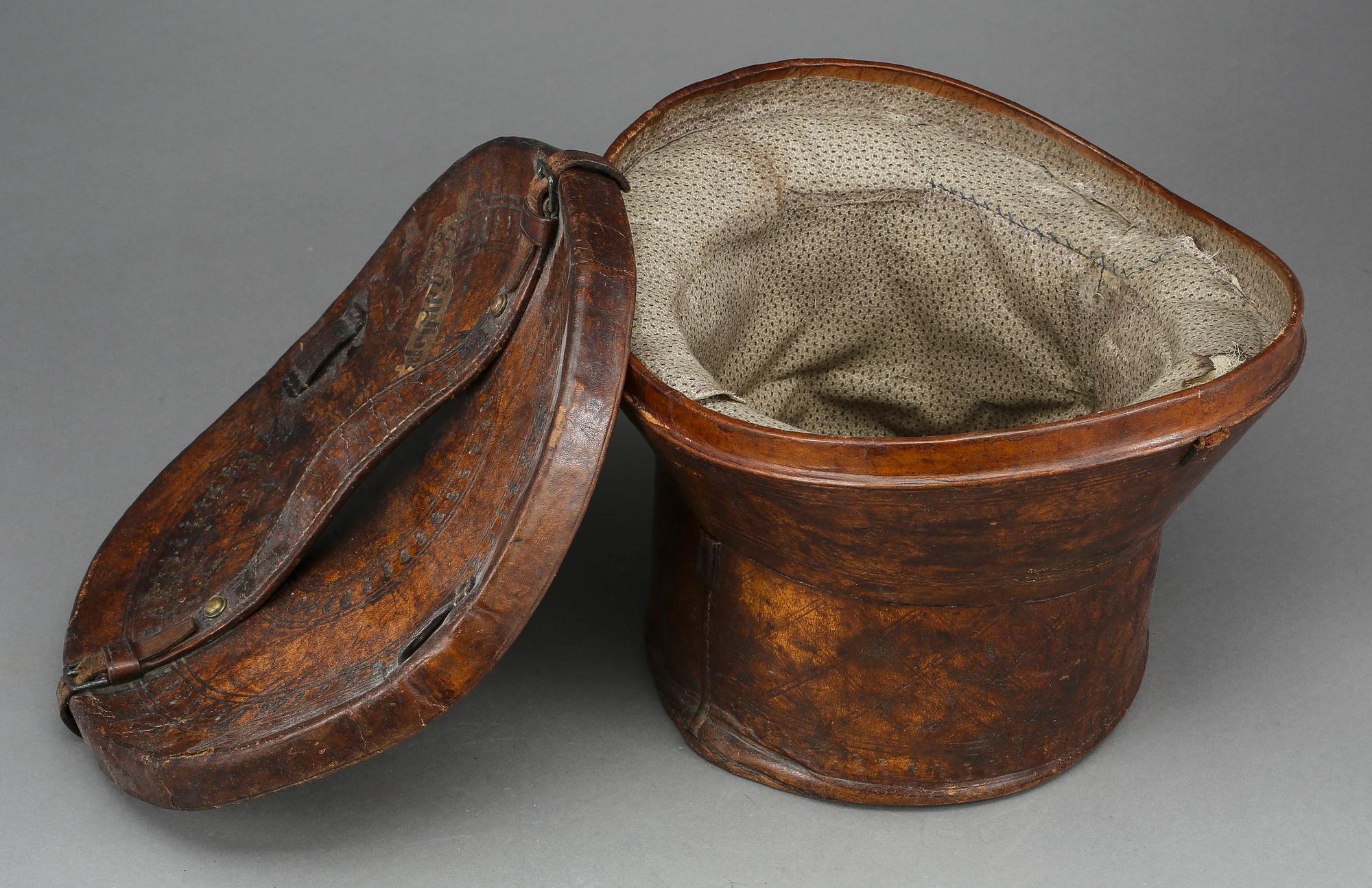 HATTASK, läder, omkring 1900.