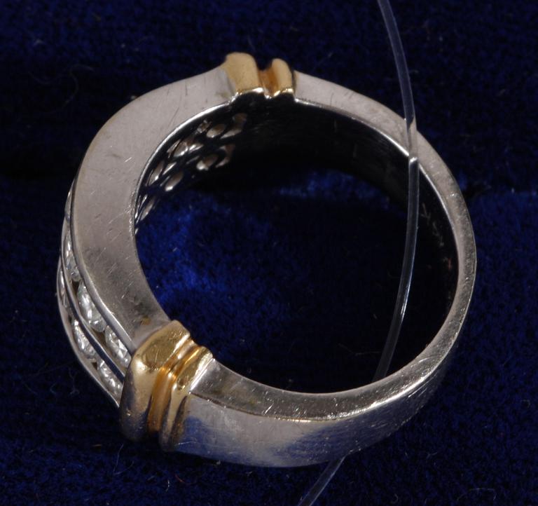 RING, 14k guld med briljantslipade diamanter.