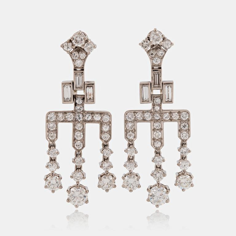 Ett par örhängen med runda briljant- och baguetteslipade diamanter.