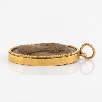 Pendant in 14K gold with a lava cameo.