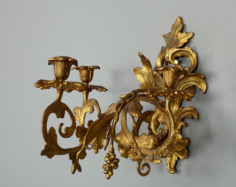 VÄGGKANDELABER, för 3 ljus, förgylld brons, ca 1850.