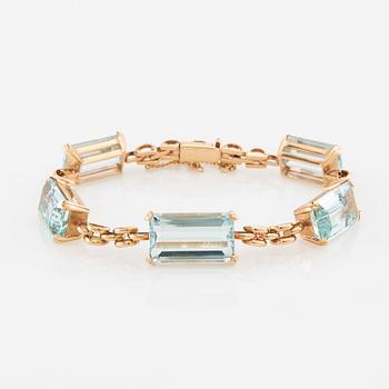 Bracelet 18K gold with step-cut aquamarines.