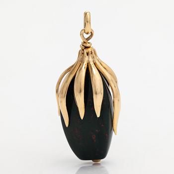 A ca. 17K gold pendant with a heliotrope.