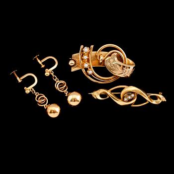 BROSCHER, 2 st samt ÖRHÄNGEN, 1 par, 18 k guld, 1900-tal. Vikt ca 12 gram.