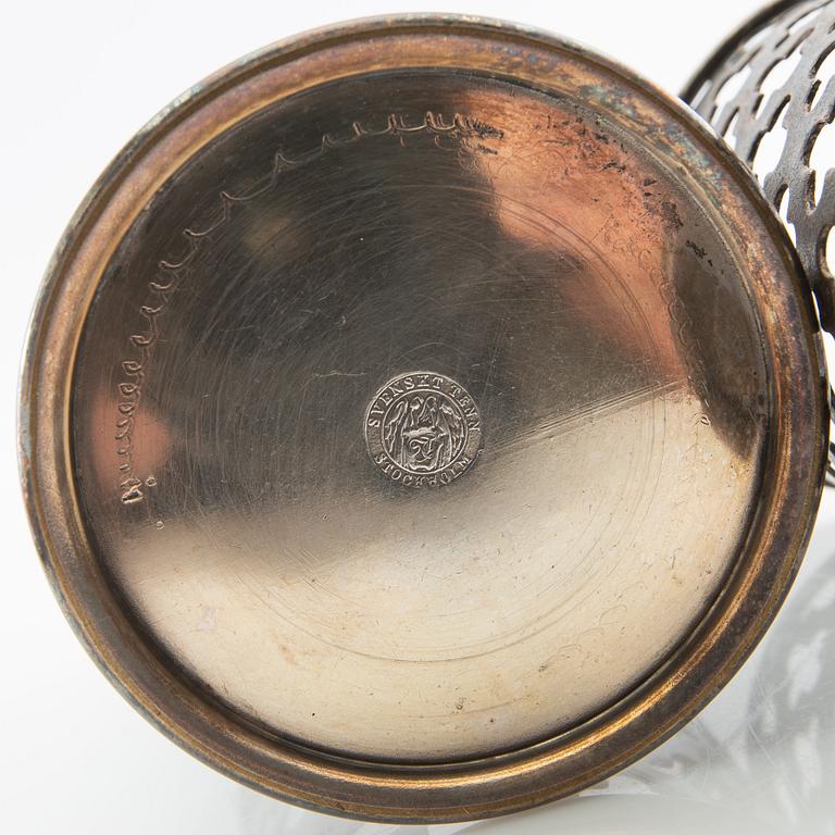 Firma Svenskt Tenn, flaskställ ett par av vitmetall modell nr 2562, samt fat av tenn, Stockholm 1900-talets andra hälft.