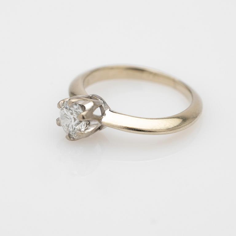 Ring, 14k gold with brilliant-cut diamond.