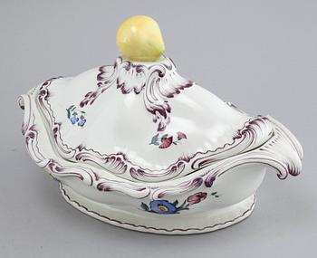 90 pieces of earthenware tableware from Rörstrand, model "Rörstrandia", 1930-56.