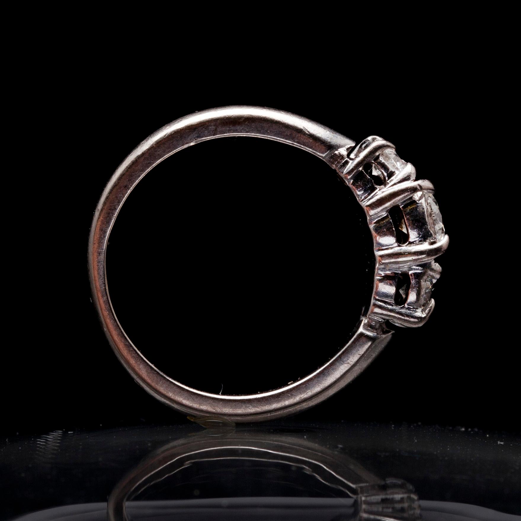 RING, vitguld 14K, 3 briljantslipade diamanter, tot. ca 0,30 ct. Kultaseppä J. Toivola Ingå 1981. Vikt 4,8 g.