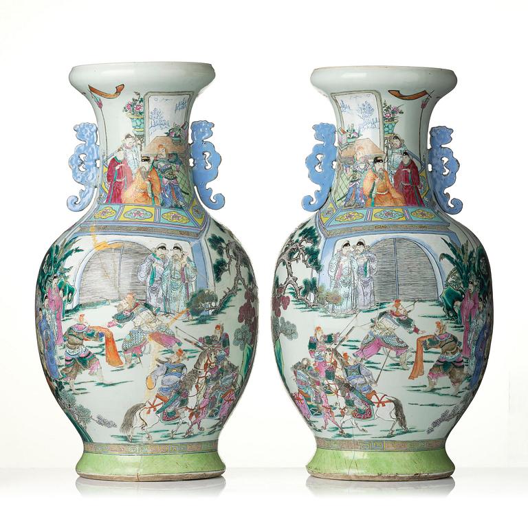 Praktvaser, ett par, porslin. Qingdynastin, 1800-tal.