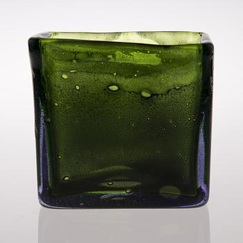 A glass vase manufactured by Nuutajärvi in 1967.